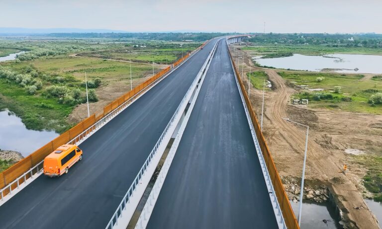 VIDEO | Mega-podul de peste Râul Buzău, care va conecta Bucureștiul de Focșani pe A7, se apropie de finalizare
