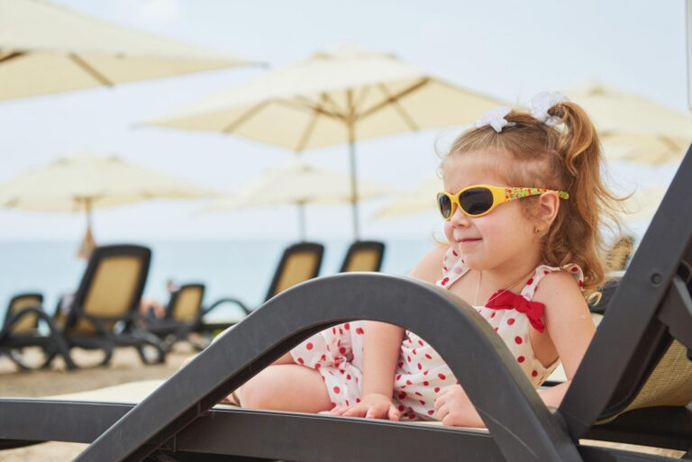 VIDEO | O taxă controversată pe plaja din Mamaia la început de sezon: șezlonguri pentru copii