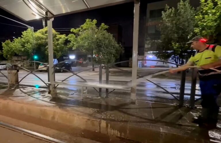 VIDEO | STB desfășoară acțiuni de curățenie nocturnă în refugiile tramvaielor