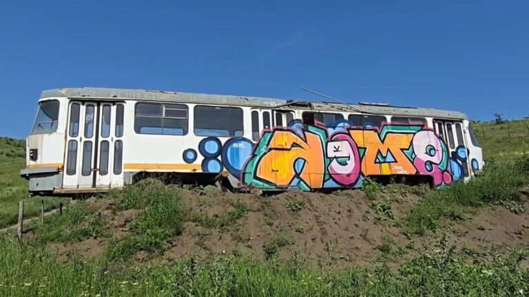 VIDEO | Transformarea surprinzătoare a unui tramvai STB într-o cafenea în apropierea Vulcanilor Noroioși 🚋