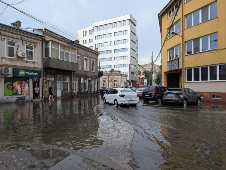 VIDEO+FOTOGALERIE | Inundații severe în zona Unirii și alte intersecții din Sectorul 4 după ploaia torențială de miercuri seara