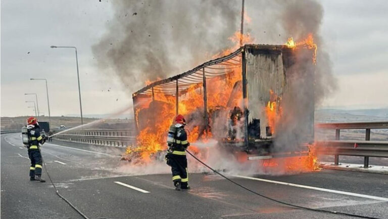 Incendiu devastator pe A1. Un camion în flăcări uriașe blochează traficul pe ambele benzi spre Capitală