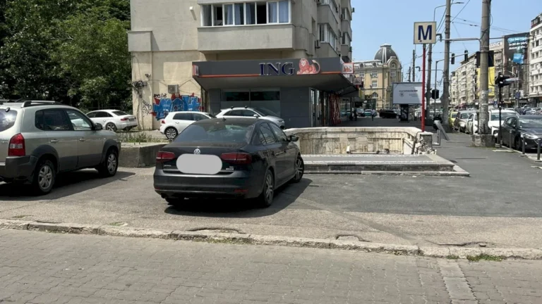 FOTO | Stația de metrou „Volkswagen” din București. Un șofer a parcat mașina în fața scărilor de acces