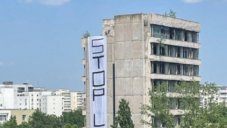Banner cu mesajul „STOP LGBT” expus pe un bloc abandonat din Titan. Reacțiile autorităților