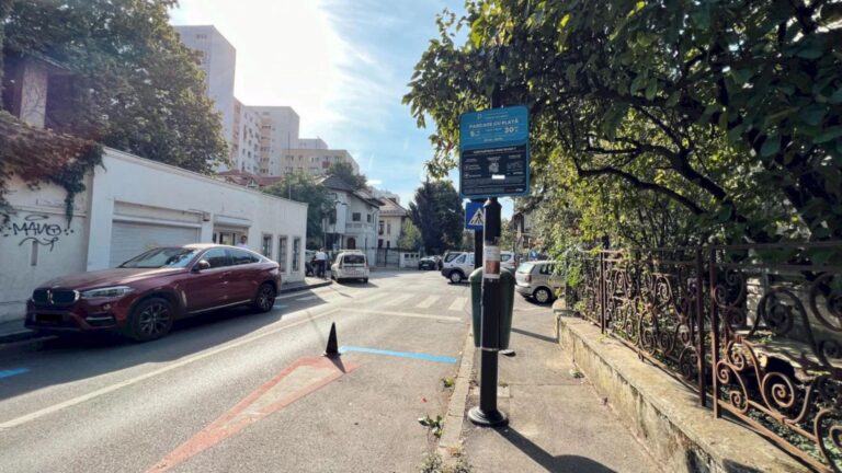 ALERTĂ | Fraudă în parcările albastre din București. Stickere cu coduri QR false pentru plata parcării au ajuns pe panourile informative.