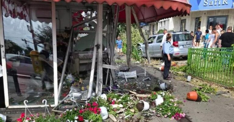 Accident grav în Capitală: O mașină a distrus o florărie, iar vânzătoarea și șoferița au fost transportate de urgență la spital