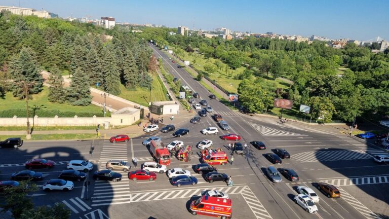 Accident grav în intersecția de la Piața Națiunile Unite, ambulanță răsturnată