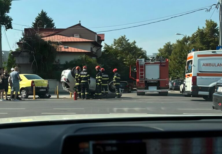 Accident grav pe Vatra Luminoasă, cu o mașină răsturnată