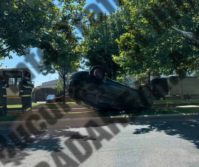 Accident grav pe bulevardul Theodor Pallady, cu o mașină răsturnată aproape de linia de tramvai