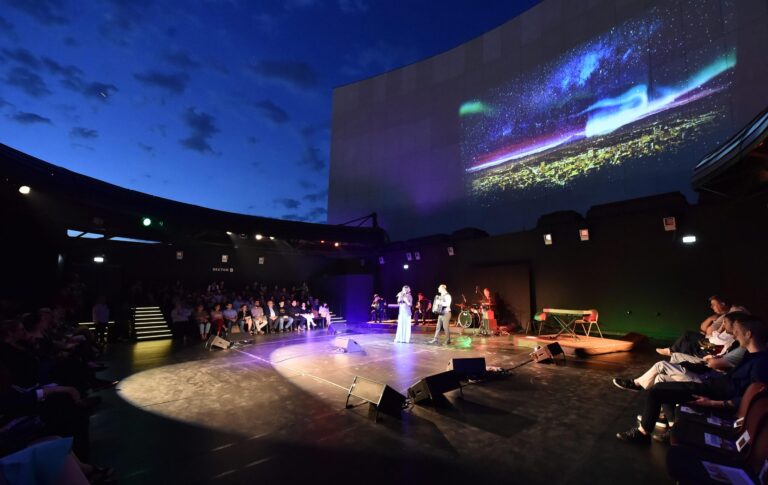 Amfiteatrul în aer liber de pe terasa TNB se deschide diseară, cu un concert al trupei Byron