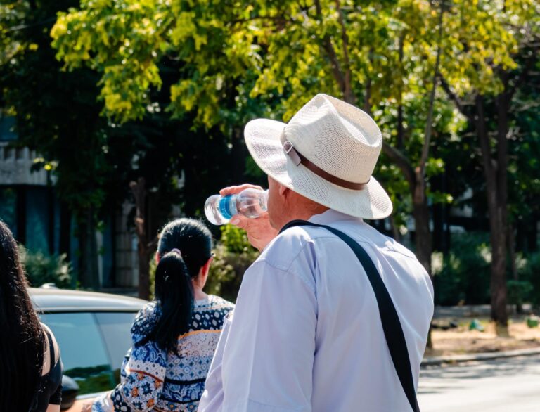 Atenție! Cod roșu de caniculă în București: Puncte de apă gratuită și zone de răcorire disponibile