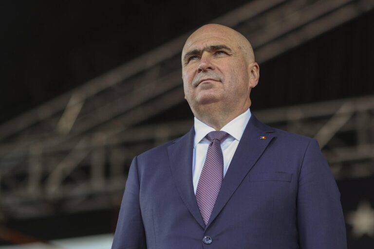 Atenție la dezinformare: Premierul Bolojan nu a decedat într-un accident de mașină