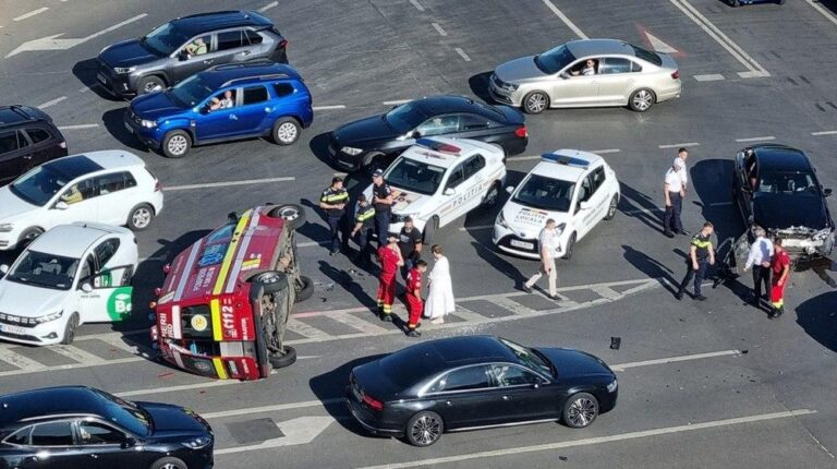Autospecială SMURD răsturnată în centrul Capitalei, după impactul cu un autoturism