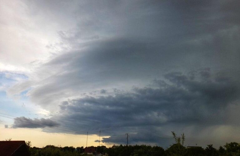 Avertizare meteorologică pentru București: Cod galben de averse torențiale și vânt puternic