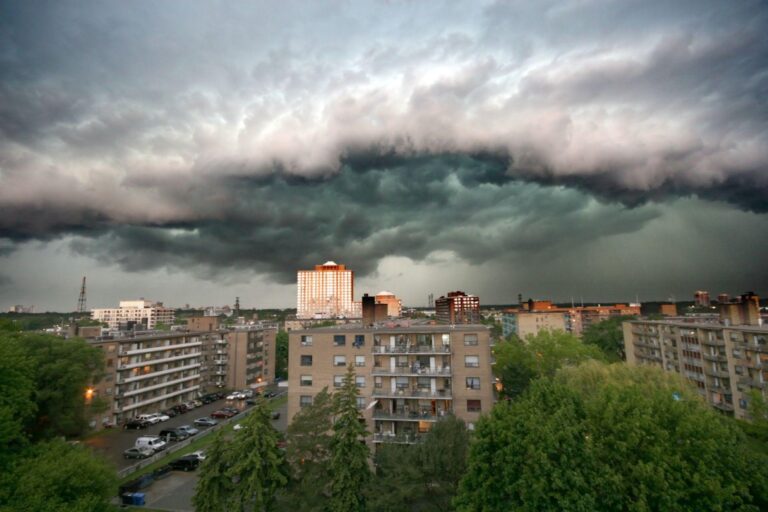 Avertizări METEO | Vreme instabilă și caniculă în București: averse și descărcări electrice
