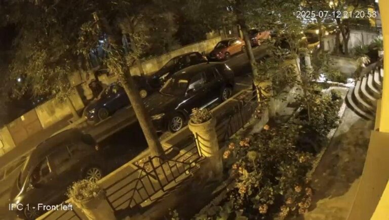 Bărbat de 63 de ani reținut pentru incendierea a două autoturisme în București