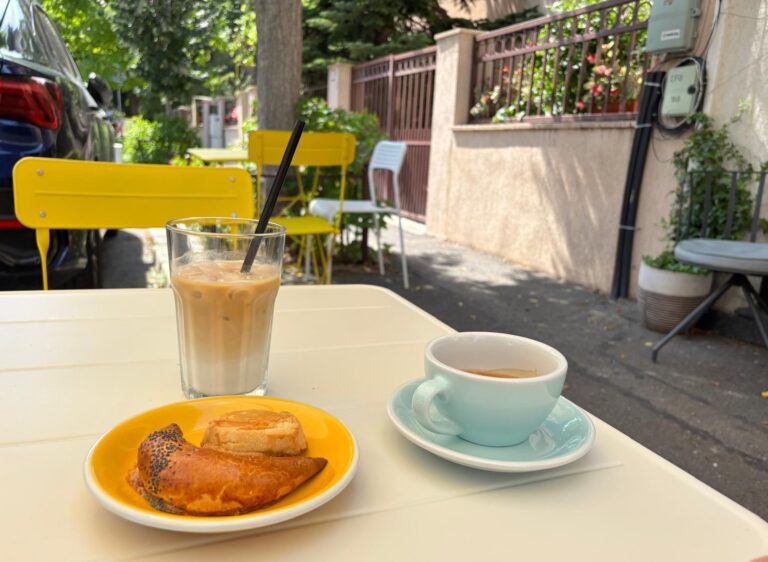 Bucureștenii se răcoresc pe caniculă la ÎnCotro Specialty Coffee din Cotroceni