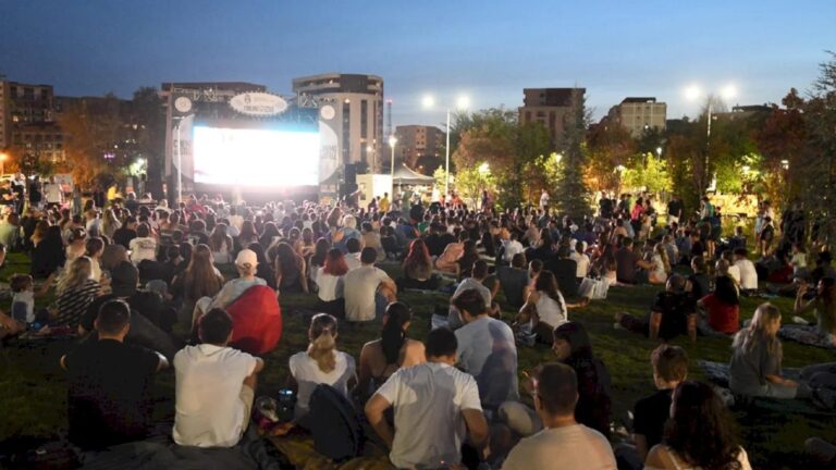 Cinema Sub Stele, sezon nou în parcurile din Sectorul 6 ⭐📽️ Maratonul serilor de film în aer liber începe pe 8 august și ține până pe 7 septembrie