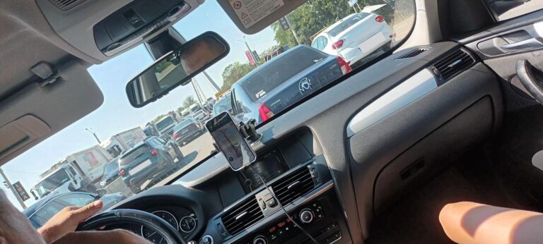 Coada de la stația cash pentru taxa de pod de pe A2, o realitate a verii