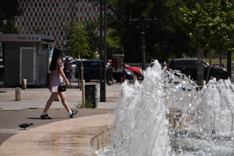 Cod galben de caniculă în București, cu temperaturi de până la 37 °C. ANM avertizează și despre posibile ploi cu descărcări electrice
