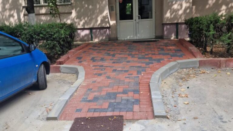 Covor roșu la intrarea unui bloc, o nouă atracție în Sectorul 3