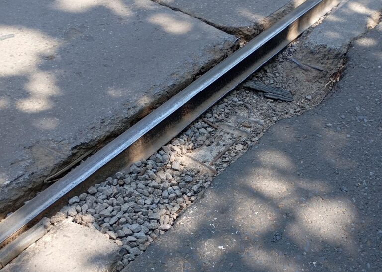 Crater periculos pe Bulevardul Ferdinand, lângă linia de tramvai