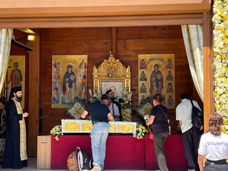 Credincioșii se înghesuie la moaștele Sfântului Ioan Gură de Aur aduse la Patriarhie