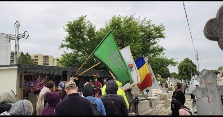 Drapel cu simboluri legionare la mormântul părintelui Ilie Lăcătușu, canonizat recent