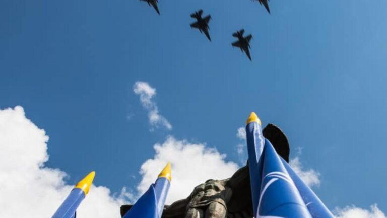 Exerciții aeriene în București pentru Ziua Aviației