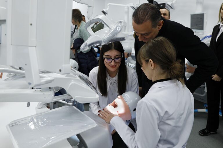 Finalizarea programului de tratamente stomatologice pentru copii cu dizabilități în București