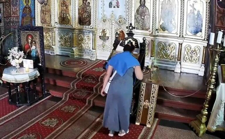 Furt din altar: O femeie surprinsă în flagrant în timp ce prăda o biserică