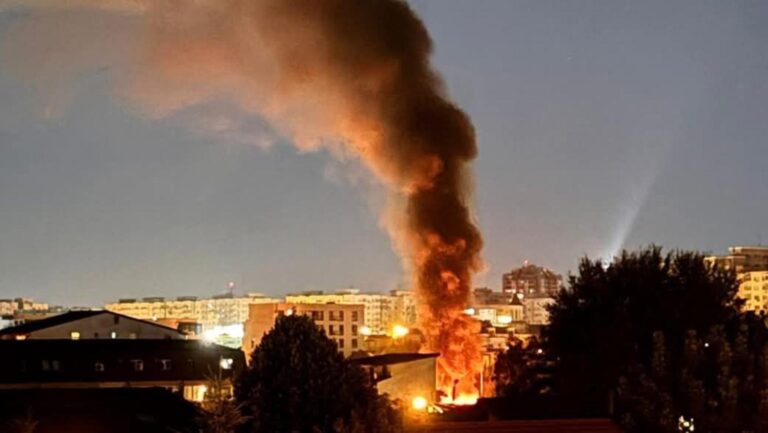 Incendiu devastator în cartierul Vitan, cu explozii și distrugeri semnificative
