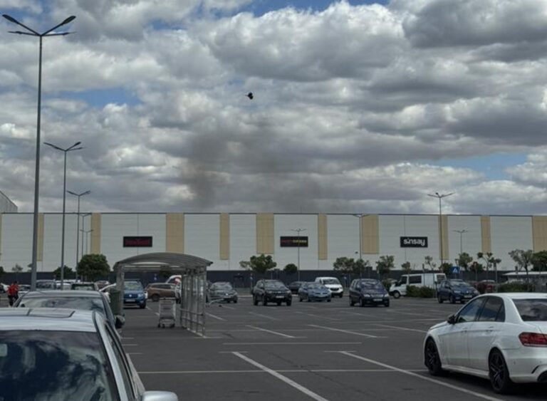 Incendiu în zona Carrefour Colosseum, intervenție a autorităților