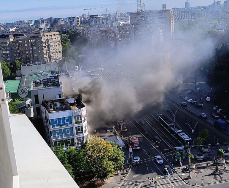 Incendiu la Hotelul Sir Lujerului, cu degajări mari de fum. Pompierii intervin