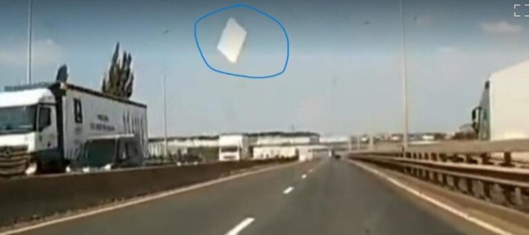 Incident pe Centura Capitalei: Mașină lovită de o placă de lemn desprinsă