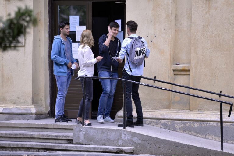 Înscrierea pentru a doua sesiune a Bacalaureatului începe luni, cu 2.757 de absolvenți nepromovați în Capitală