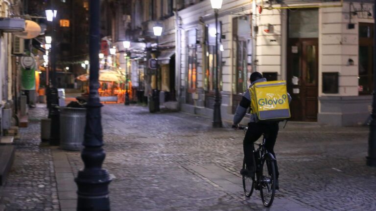 Metoda ingenioasă de furt în București: copii și livratori de mâncare