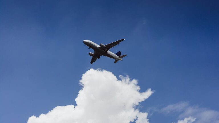 O nouă companie aeriană își începe activitatea în România: zboruri directe București-Praga cu Smartwings