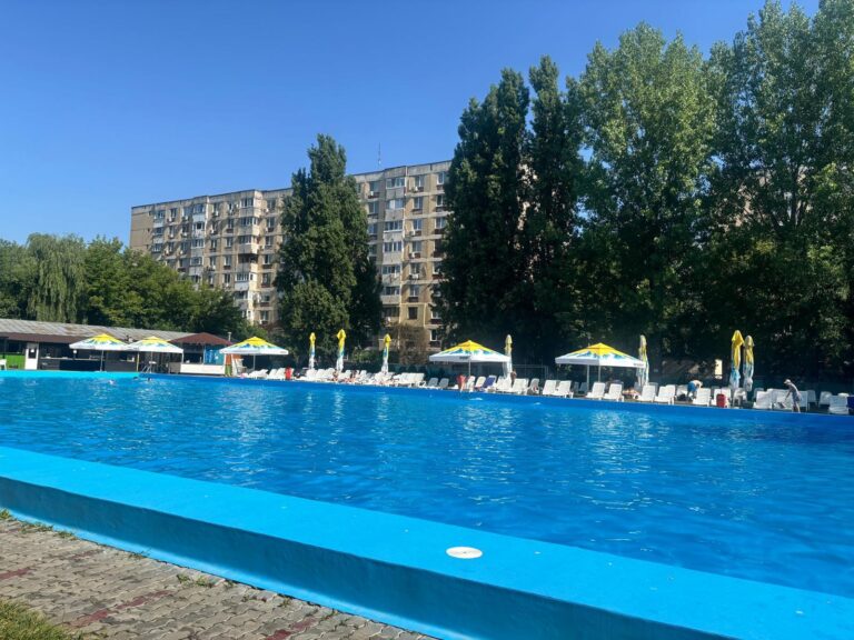 O zi de vară la ștrandul din Berceni, cartierul cu slogan în rime