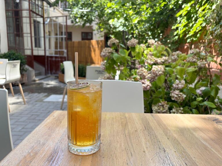 Oaza de verdeață din Cotroceni: Hazelcup Coffee, locul perfect pentru o pauză răcoritoare