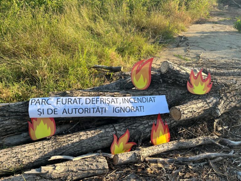 Pancarte în zona retrocedată din IOR: „Parc furat, incendiat și de autorități ignorat”
