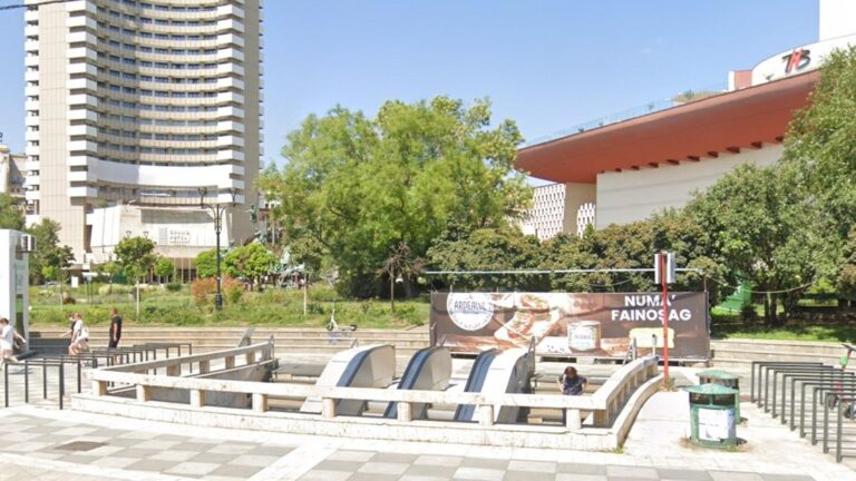 Panoul publicitar ilegal din Piața Universității continuă să provoace probleme Primăriei Capitalei