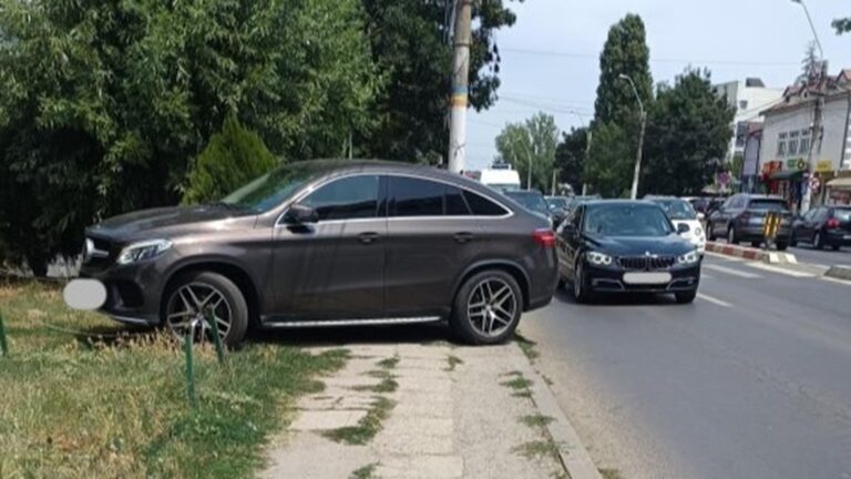 Parcarea neregulamentară din București creează dificultăți pentru pietoni
