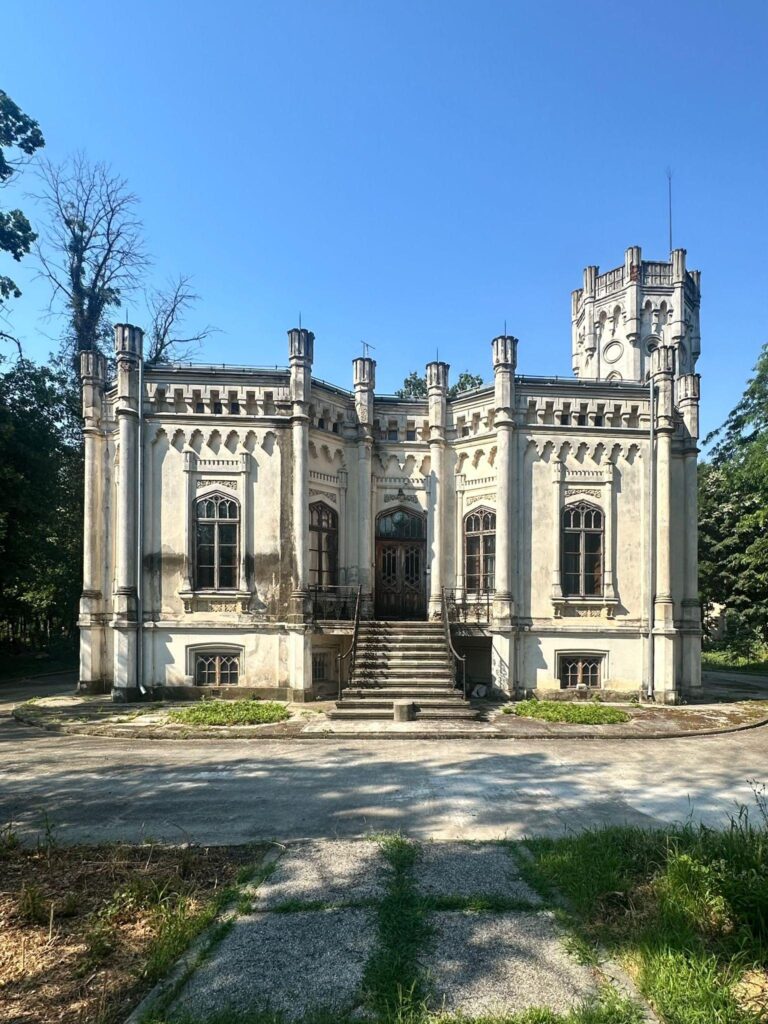 Promenadă cu arhitectură ultramodernă lângă clădiri de patrimoniu