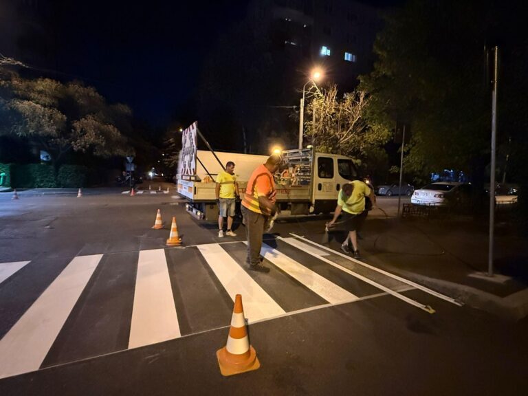 Se refac marcajele rutiere pe Bulevardul Uverturii din cartierul Militari