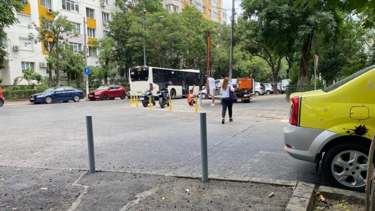 Stâlpișori anti-parcare pe strada Buzoieni din Rahova: șoferii amendați