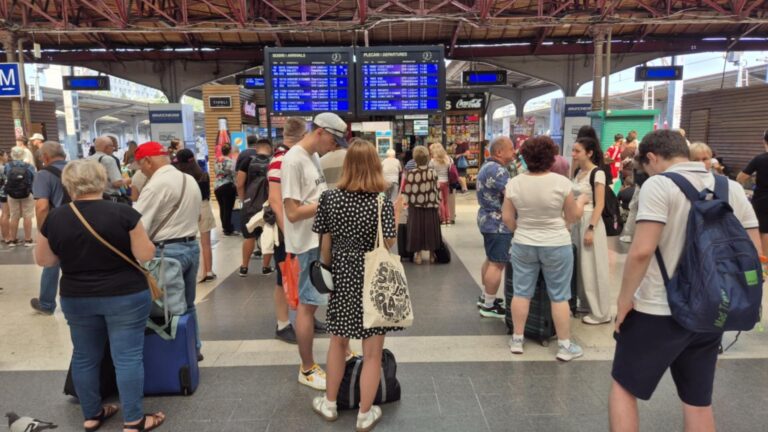 Trenul Țestoasă circulă în București, dar cu întârzieri semnificative