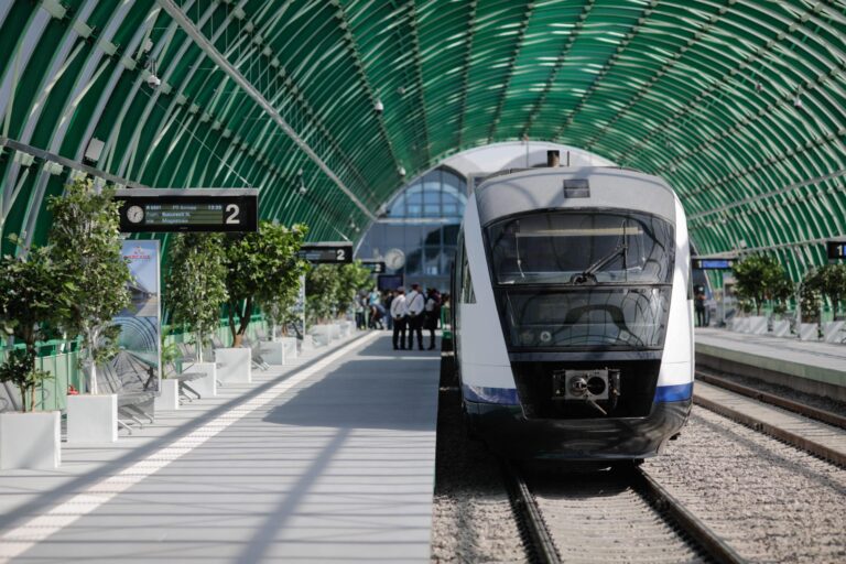 Trenul metropolitan Gara de Nord – Otopeni, utilizat de peste 1 milion de călători în 2024. Opiniile bucureștenilor despre acest mijloc de transport public și utilitatea sa