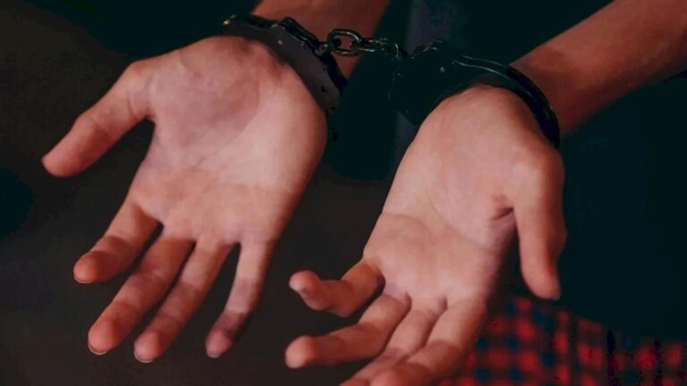 Un adolescent de 16 ani, arestat preventiv pentru tentativă de omor și furt