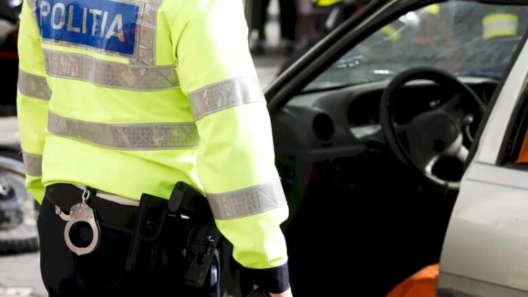Un polițist din București, cercetat pentru mită și introducerea de obiecte interzise în arest